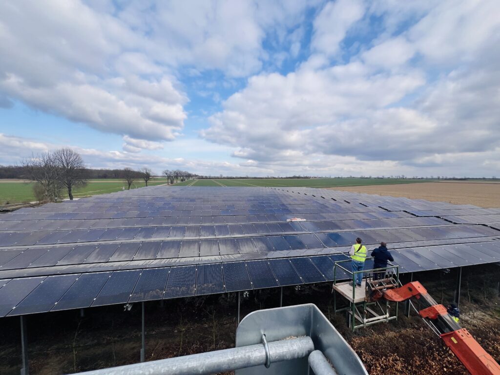 Vorführung-Agri-PV-Anlage-Reinigungsroboter