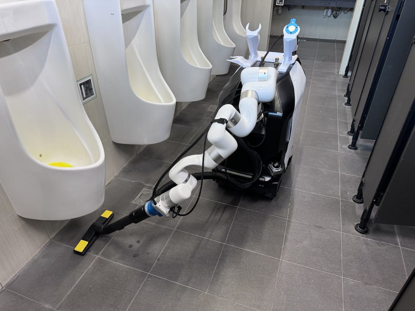 Toilettenreinigung mit Robotern